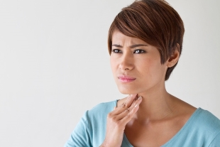 O malestar na gorxa é un síntoma da osteocondrose cervical
