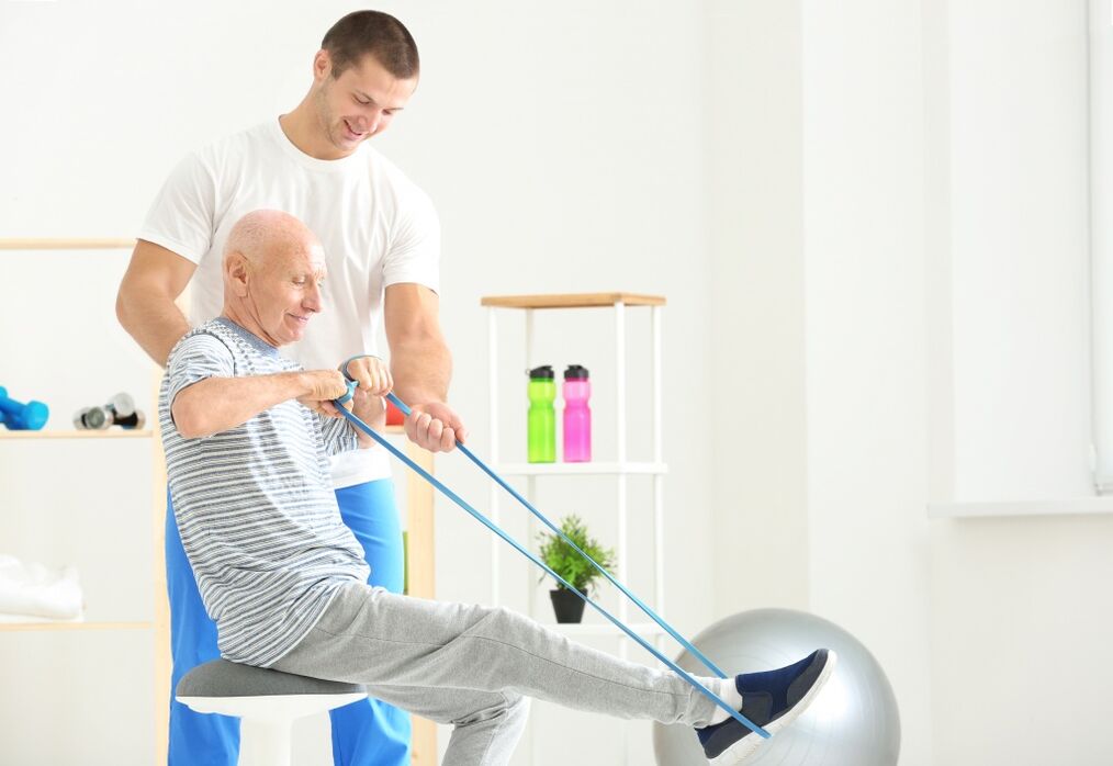 Terapia coxartrosis nun home ancián que usa terapia de exercicio