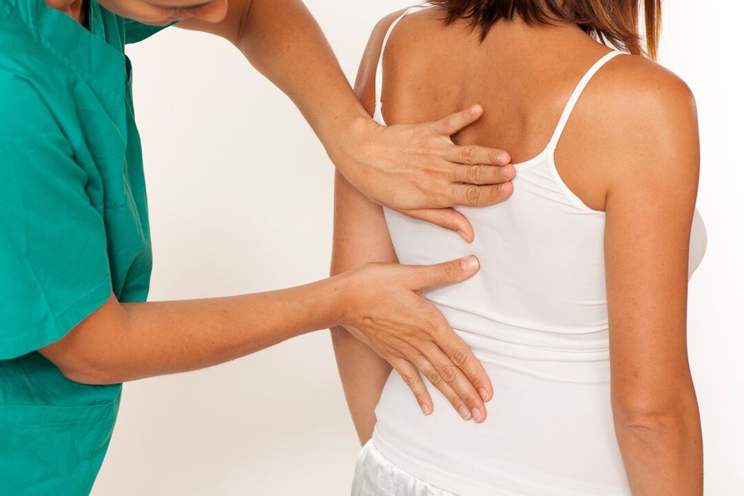 o médico examina as costas para detectar dor na zona dos omóplatos